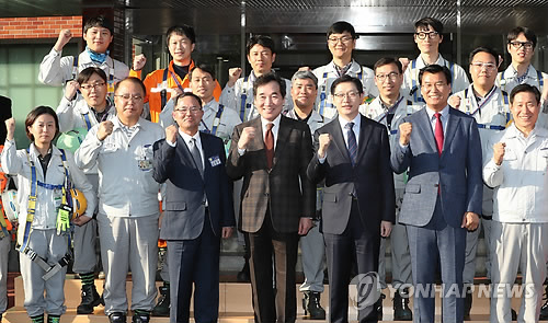 근로자와 파이팅하는 이낙연 총리