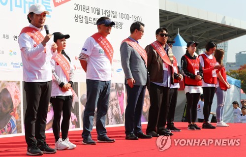 축사하는 배우 조성하