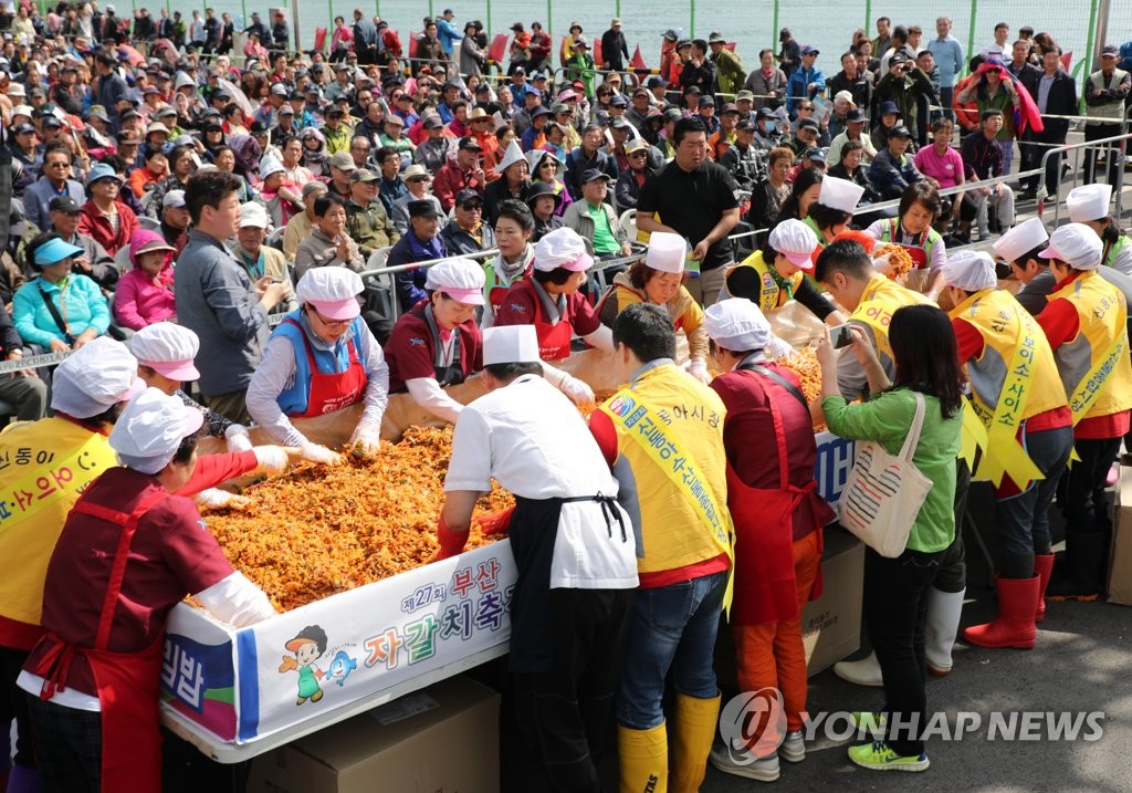 자갈치 축제 2천700인분 회 비빔밥 만들기