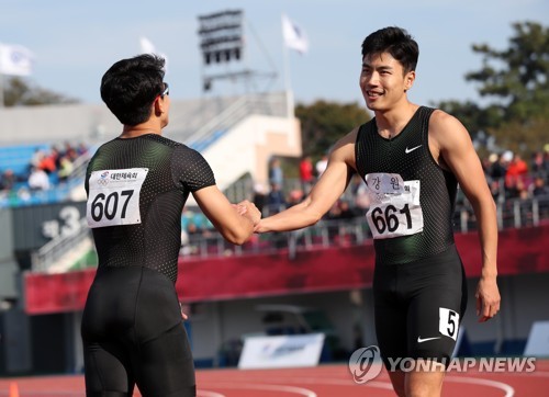 악수하는 1등과 2등
