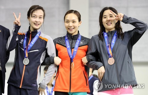 김서영(가운데)과 함께 시상대에 선 남유선(왼쪽)