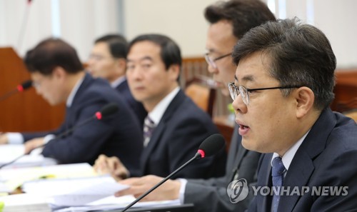답변하는 김동구 수도권대기환경청장