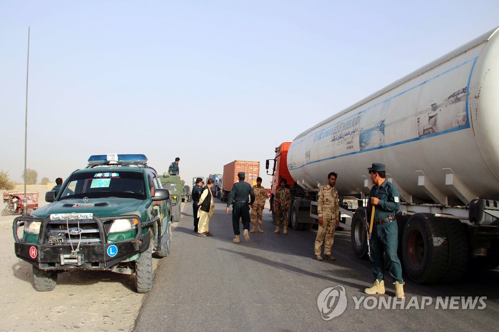 차량 검색하는 아프간 경찰…총선 앞두고 테러 빈발