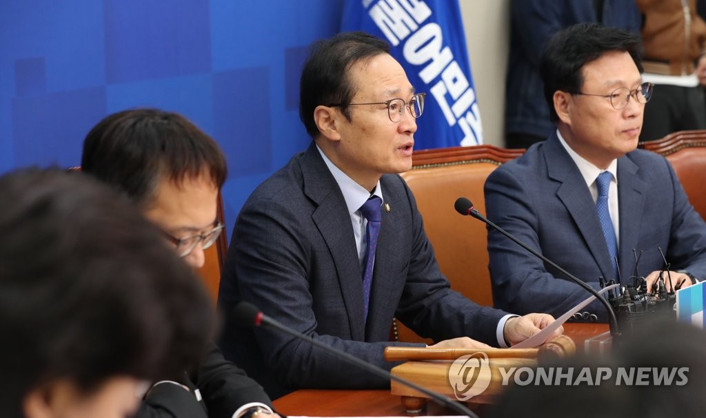 최고위원회의에서 발언하는 홍영표