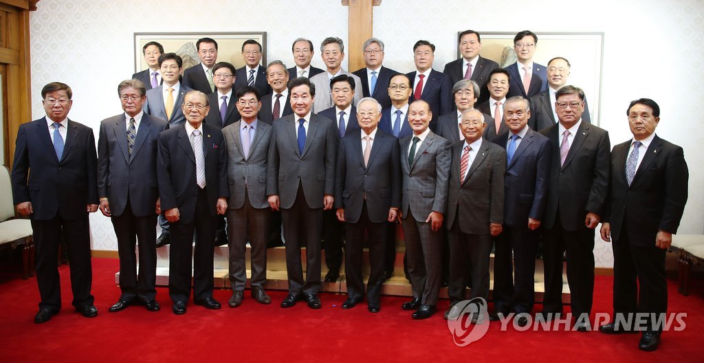 경총 지도부와 기념촬영하는 이낙연 총리