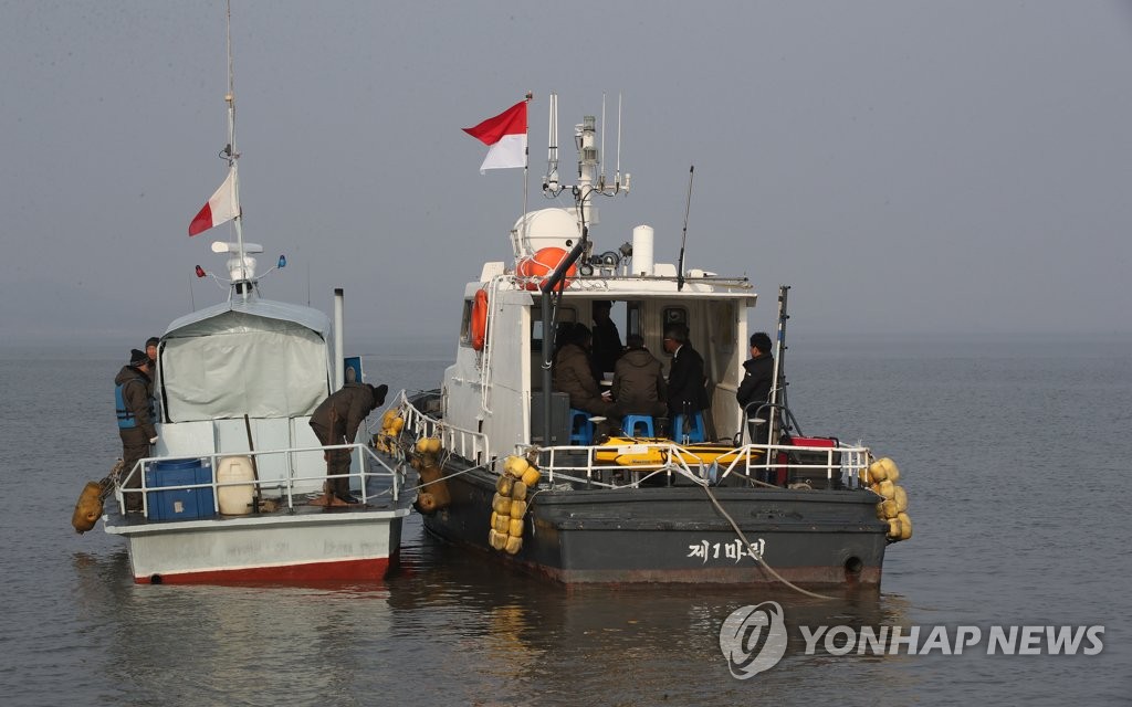 Survey teams of the two Koreas hold a meeting on a ship at the mouth of the Han River near Gyodong Island in Incheon, west of Seoul, on Nov. 5, 2018. Later, they started a two-month joint survey of a waterway along the inter-Korean western border to jointly use the estuaries of the Han and Imjin rivers for tourism, ecological protection and the collection of construction aggregate. (Pool photo) (Yonhap)