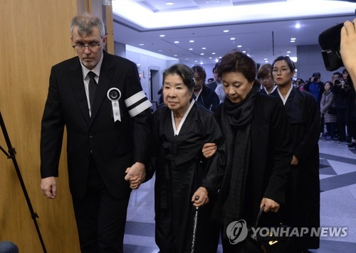 고 신성일 영결식 들어서는 엄앵란
