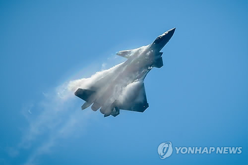 첨단 성능 과시하는 중국 스텔스 전투기 젠-20