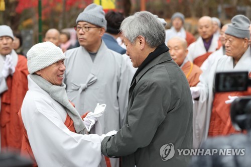 향적 주지 스님과 배기동 관장