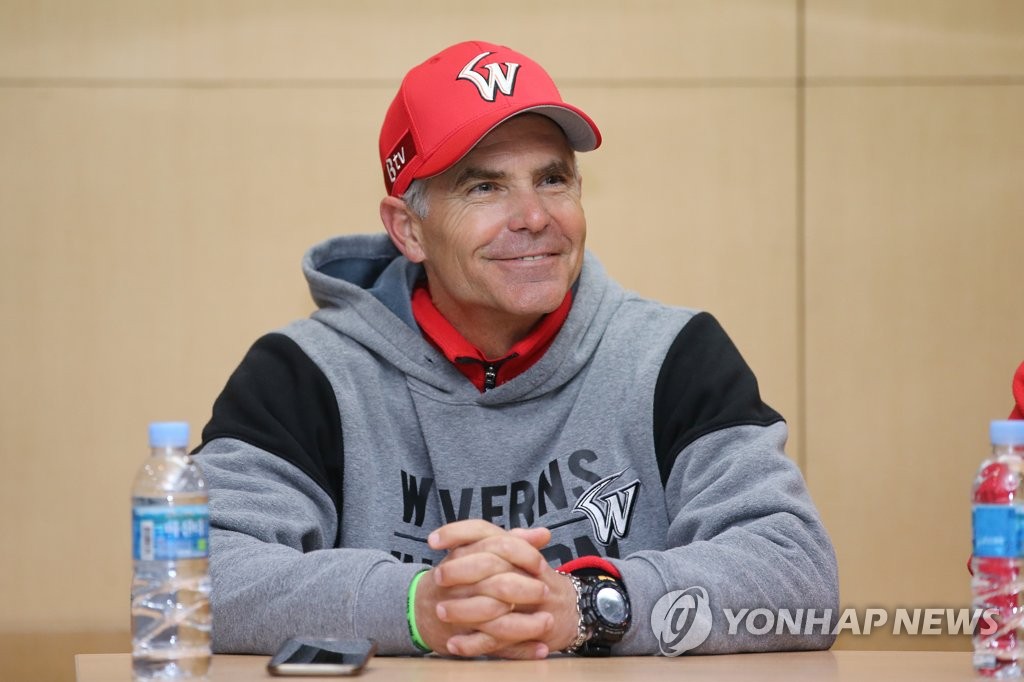 인터뷰하는 힐만 감독