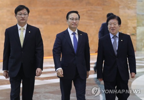 의원총회 참석하는 홍영표 원내대표