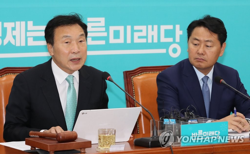 최고위원회의에서 발언하는 손학규