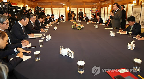 은행장들과 오찬 모임, 인사말하는 이 총리