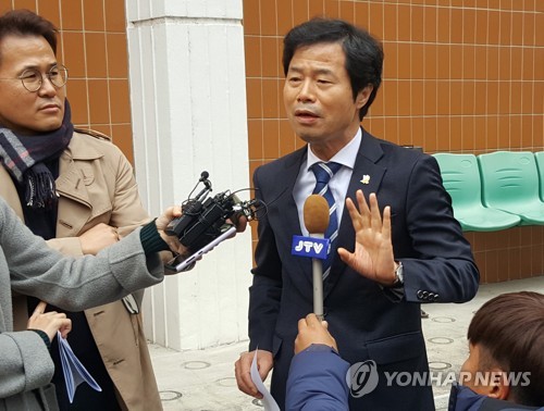 항소심 판결 후 인터뷰하는 전북교육감
