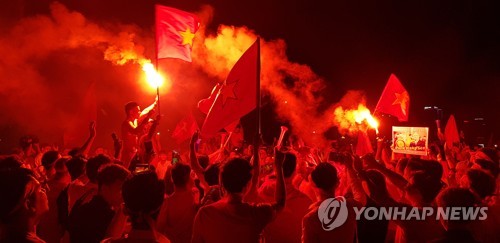 환호하는 베트남 축구팬과 박항서 감독 사진
