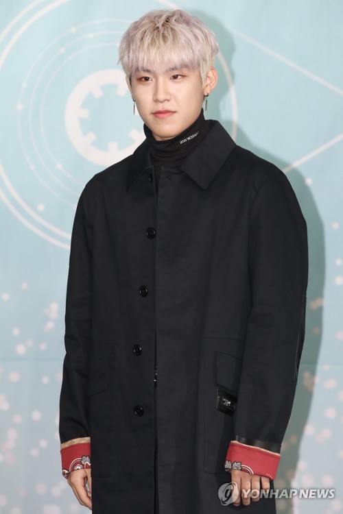 무릎 연골 파열로 활동을 중단하는 그룹 에이비식스 멤버 박우진