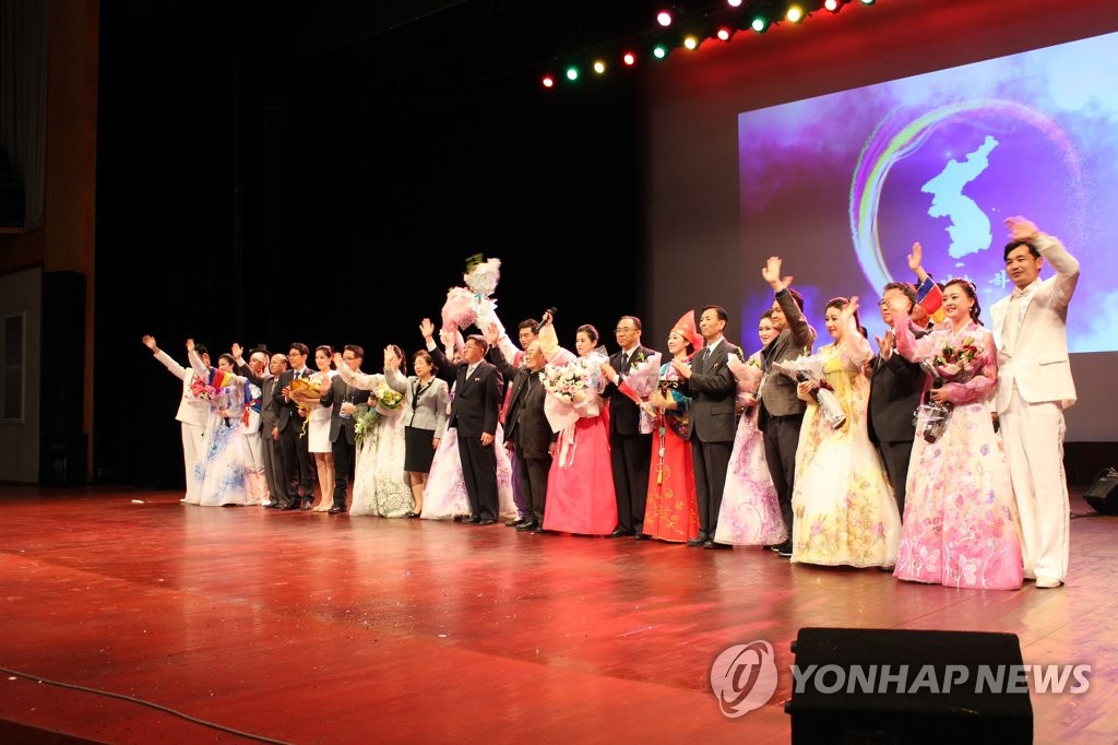 축하 공연 후 인사하는 북한 통일예술단