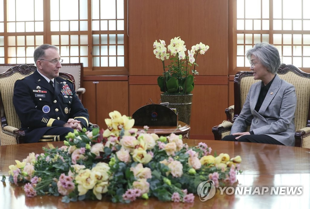 Foreign Minister Kang Kyung-wha (R) talks with Gen. Robert B. Abrams, the new commander of the U.S. Forces Korea, at her Seoul office on Nov. 20, 2018. (Yonhap)