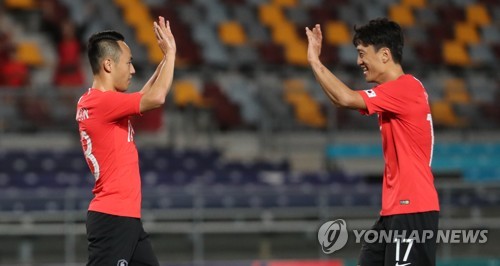 문선민 득점에 이청용 축하