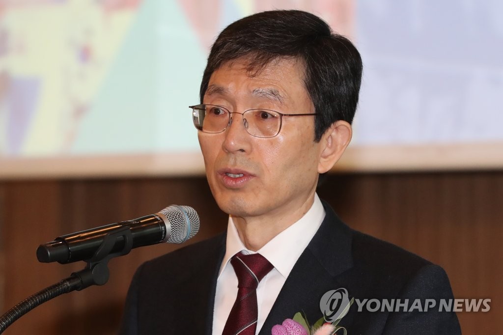 개회사하는 성경륭 이사장