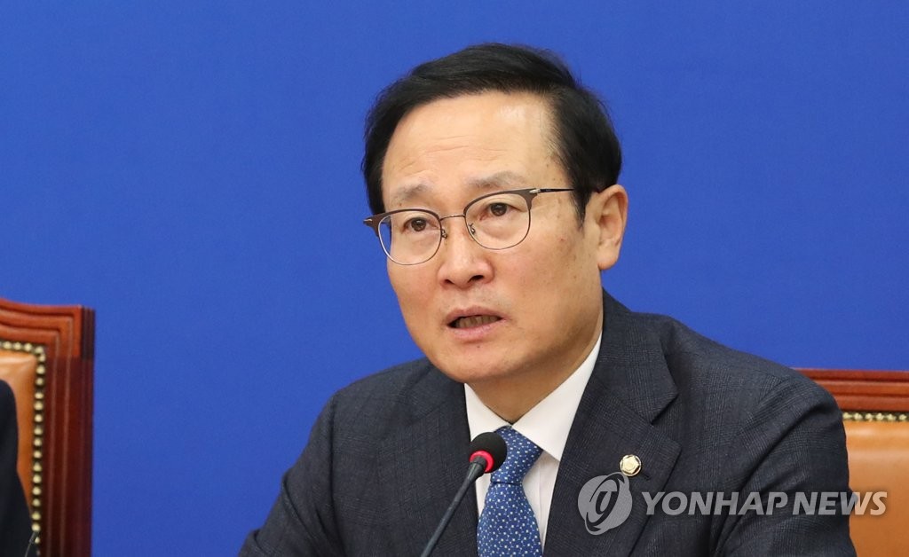 발언하는 홍영표 원내대표