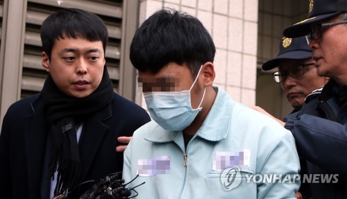법정 나서는 거제 '묻지마 폭행' 피고인