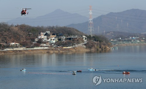 한강에 추락한 헬기서 구조 중