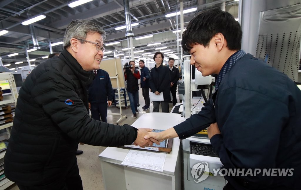 직원들 격려하는 이재갑 장관