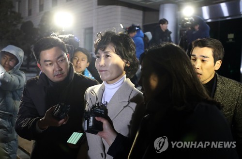 검찰 조사 마친 김혜경, 질문엔 '묵묵부답'