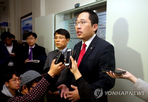 언론 인터뷰하는 최대집 의협 회장