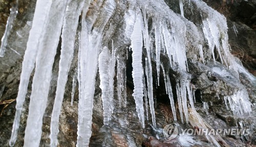 동장군에 고드름 꽁꽁