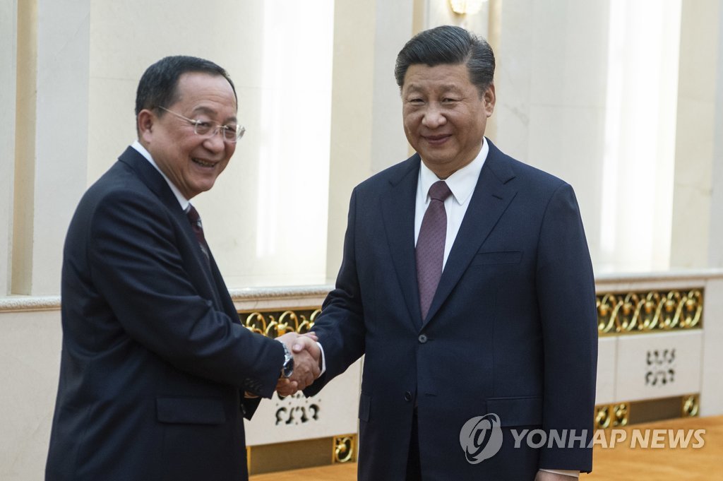시진핑과 악수하는 北 리용호 외무상
