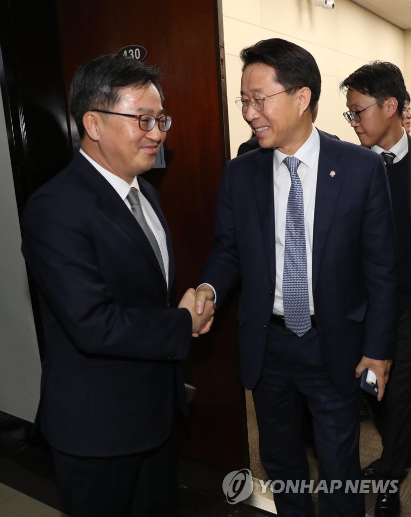 악수하는 김동연 경제부총리와 민주당 조정식 간사