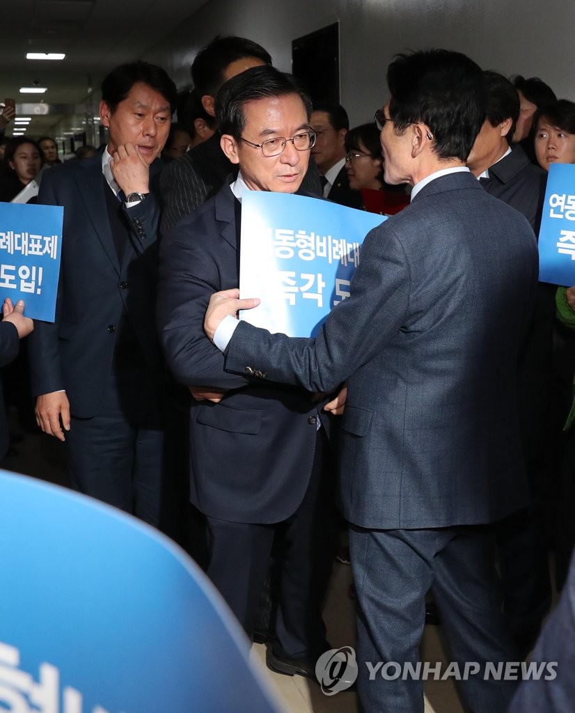 야당 항의에 막힌 정성호 위원장