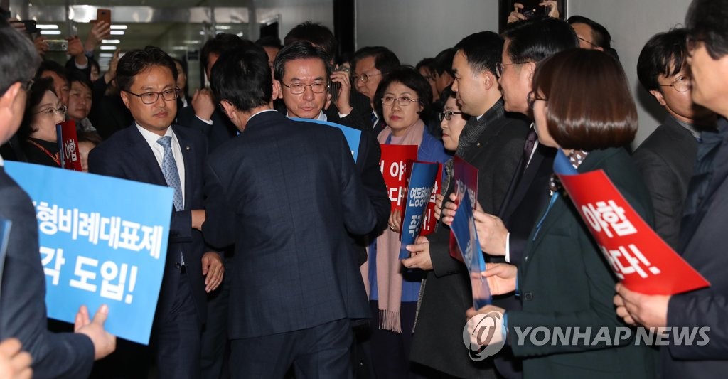 야당 항의에 막힌 정성호 위원장