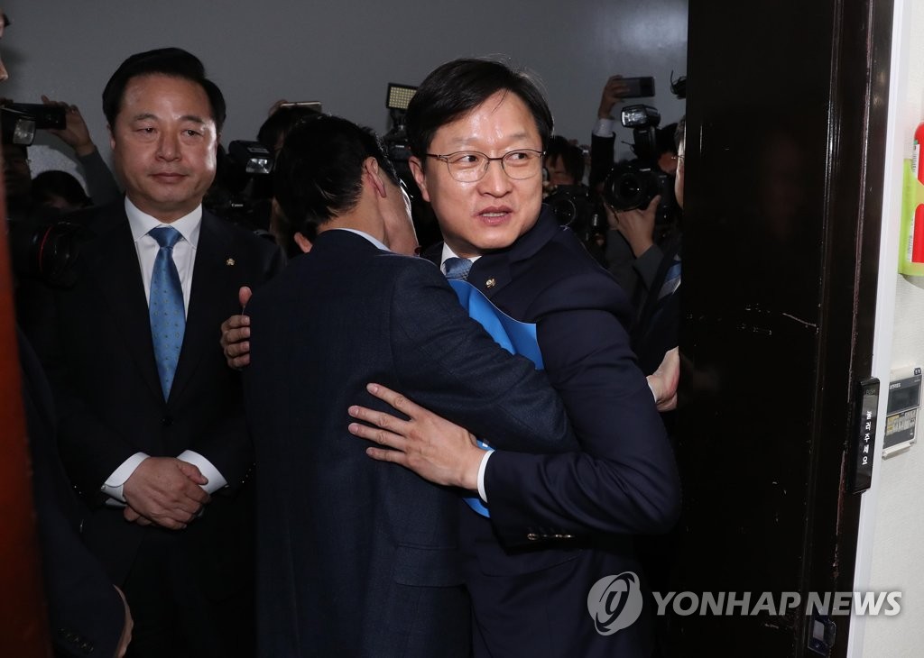 야당 항의에 막힌 강병원 기재위 위원