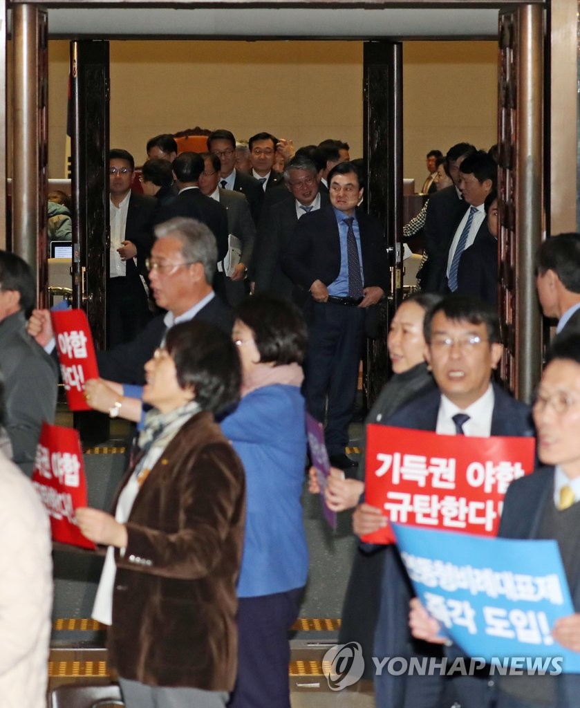 국회, 야3당 불참 속 2019 예산안 통과