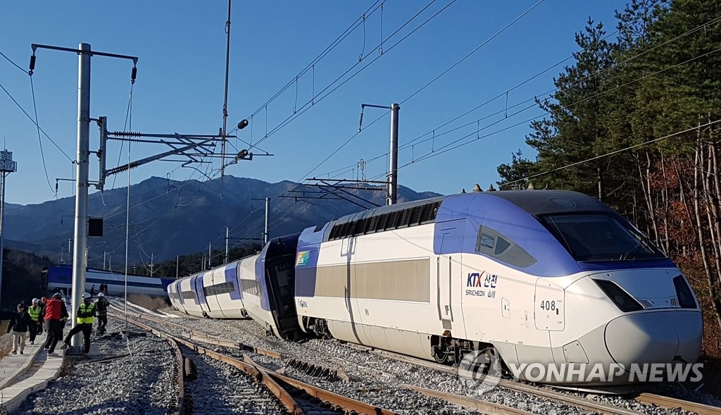 강릉서 선로 벗어난 KTX 열차