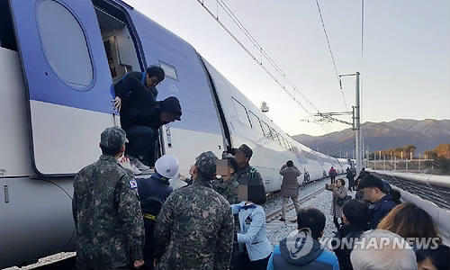 열차 탈선…탈출하는 KTX 승객들