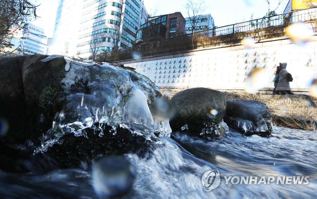 Ice-covered stones in Cheonggye Stream Ice-covered stones in Cheonggye Stream