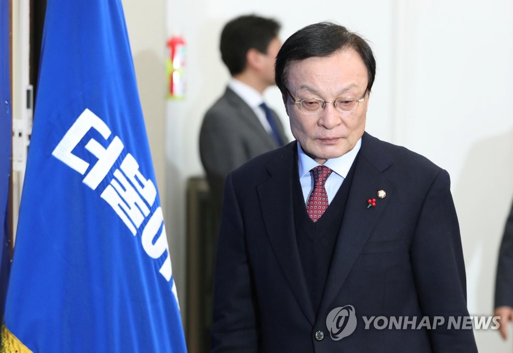최고위원회의 참석하는 이해찬 대표