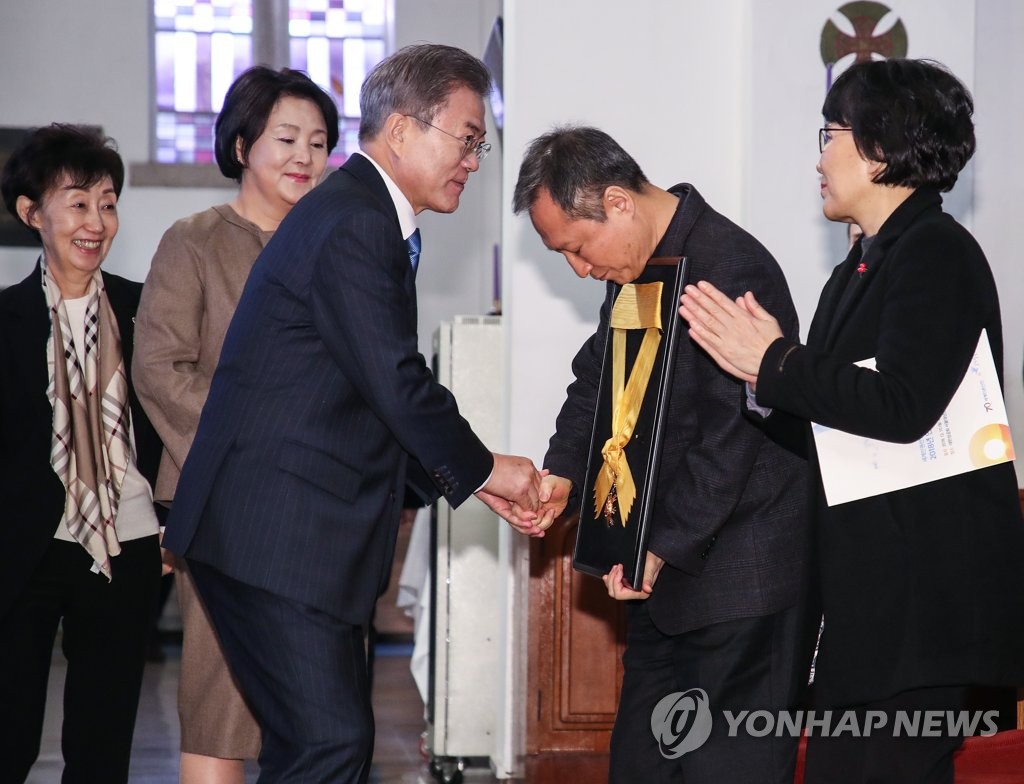 고(故) 노회찬 의원 유가족과 인사하는 문 대통령