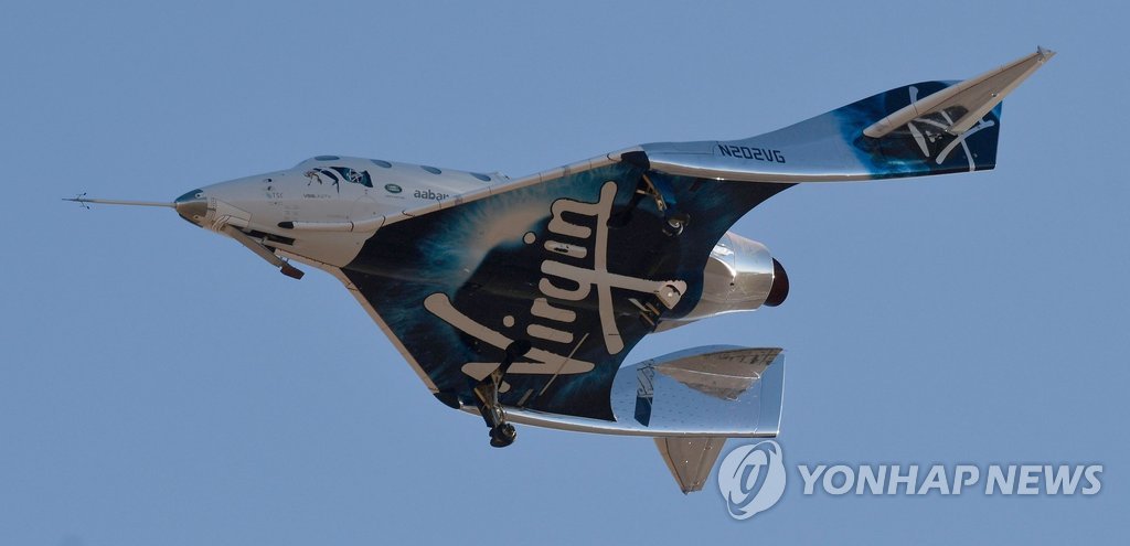 우주 도달 후 귀환하는 유인우주선 '스페이스십투'