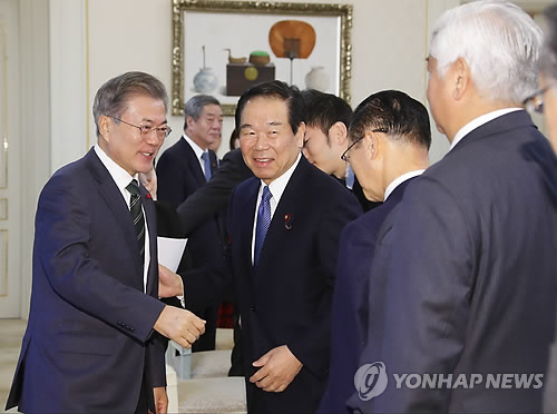 일한의원연맹 대표단과 인사 나누는 문 대통령