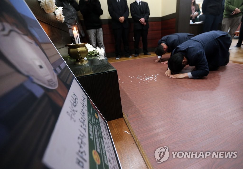 비정규 근로자 빈소 찾은 시민사회수석