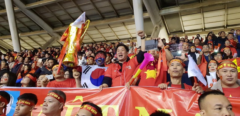 베트남 축구팬 사이에서 응원하는 박용식 레드앤젤 응원단장