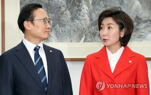 나경원 원내대표 바라보는 홍영표 원내대표
