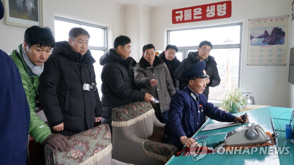 함경남도 단천역 역사에 모인 남북
