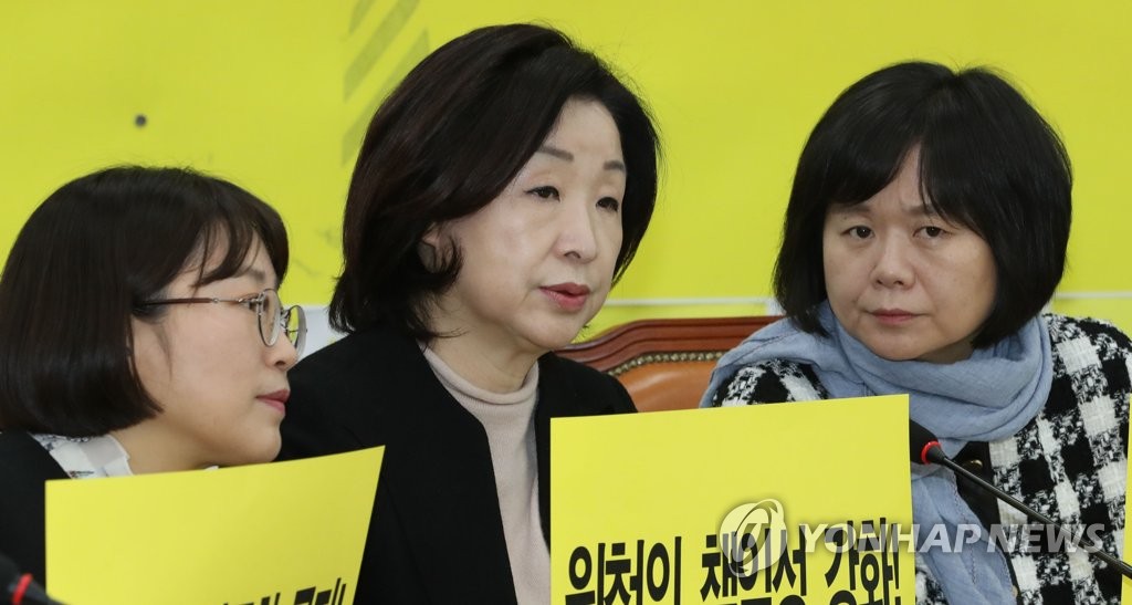 이야기 나누는 이정미, 심상정과 추혜선