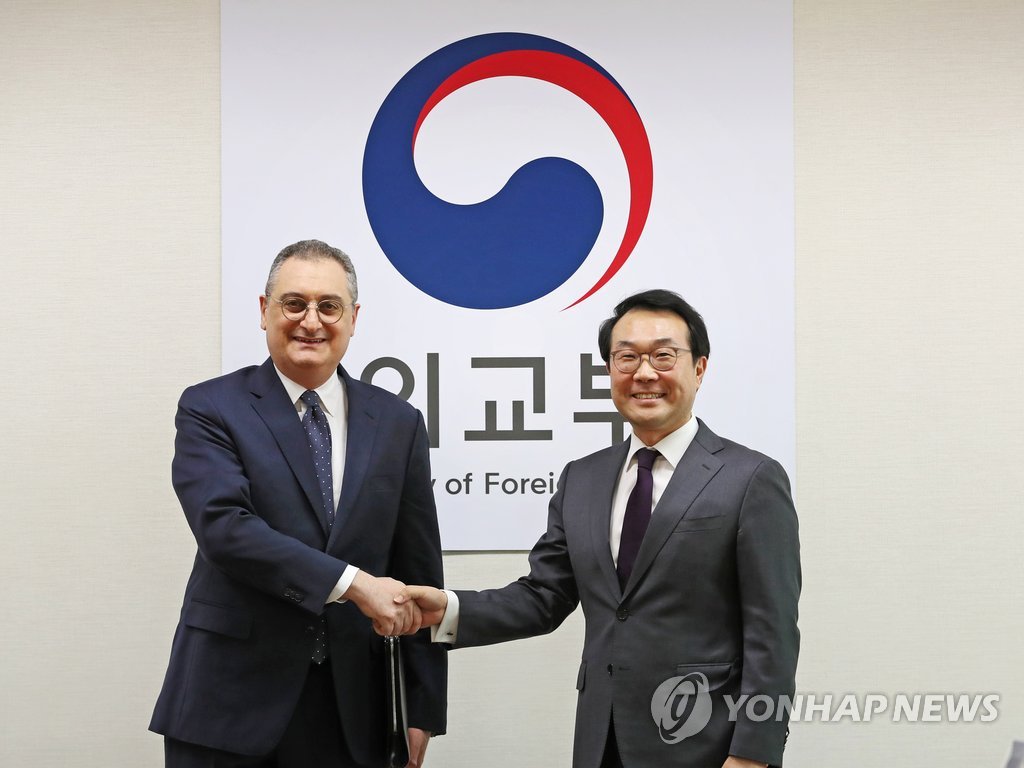 Igor Morgulov (L), deputy foreign minister of Russia, and Lee Do-hoon, South Korea's top nuclear envoy, shake hands before their meeting at the South Korean foreign ministry headquarters in Seoul on Dec. 18, 2018. (Yonhap)